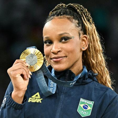 Rebeca Andrade posa com a medalha de ouro conquistada na final do solo nas Olimpíadas de Paris-2024