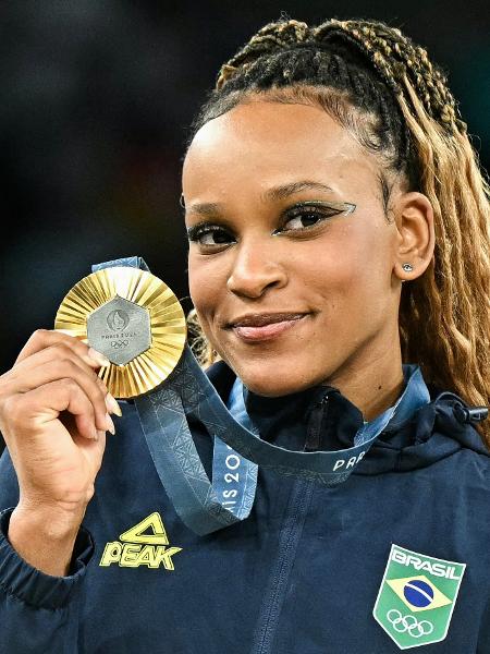 Rebeca Andrade posa com a medalha de ouro conquistada na final do solo nas Olimpíadas de Paris-2024