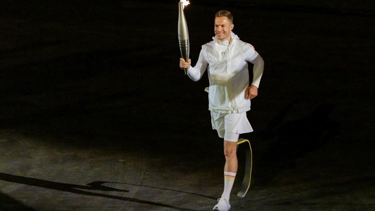 Markus Rehm conduziu a tocha paralímpica durante a cerimônia de abertura