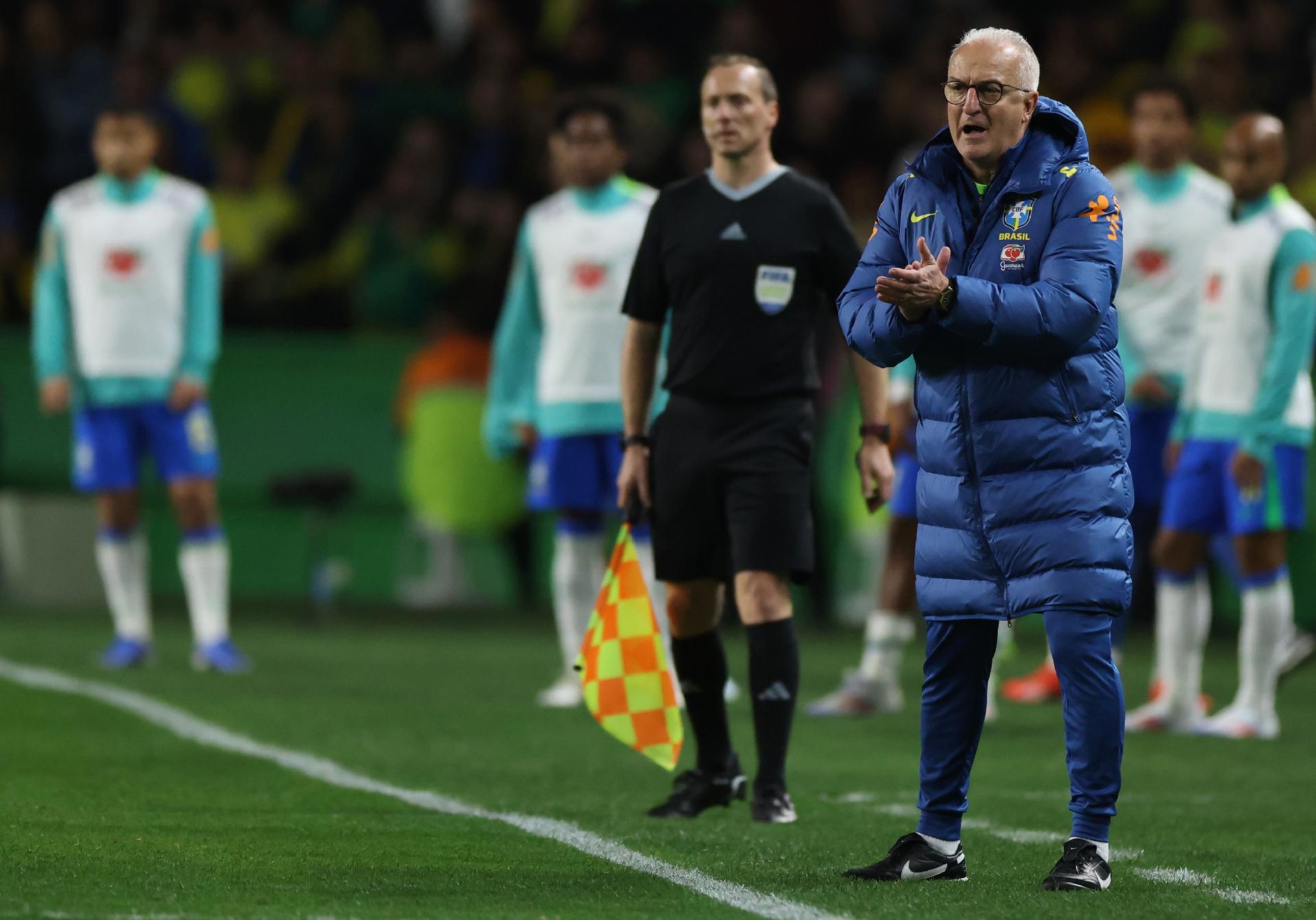 Dorival Júnior passa instruções aos jogadores durante a vitória do Brasil sobre o Equador, em Curitiba, pelas Eliminatórias 2026 - undefined