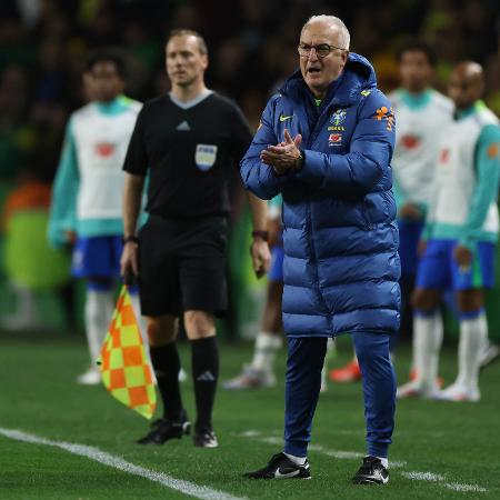 Dorival Júnior passa instruções aos jogadores durante a vitória do Brasil sobre o Equador, em Curitiba, pelas Eliminatórias 2026