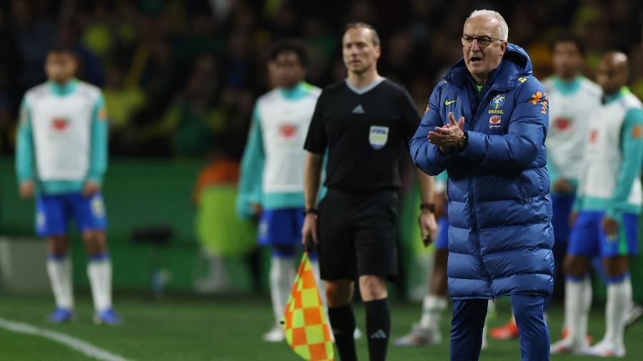 Dorival Júnior passa instruções aos jogadores durante a vitória do Brasil sobre o Equador, em Curitiba, pelas Eliminatórias 2026