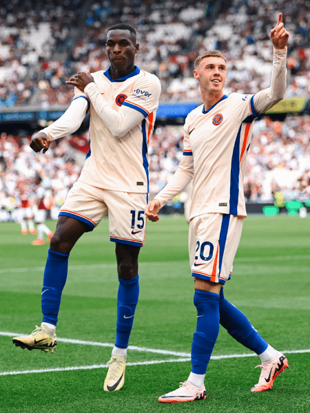 O senegalês Nicolas Jackson e o inglês Cole Palmer comemoram gol do Chelsea diante do West Ham, pelo Campeonato Inglês 2024/25. - Foto: Reprodução/Chelsea FC/Redes sociais