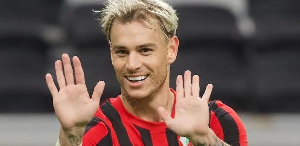 Grêmio aumenta proposta para contratar Roger Guedes por R$ 115 milhões.