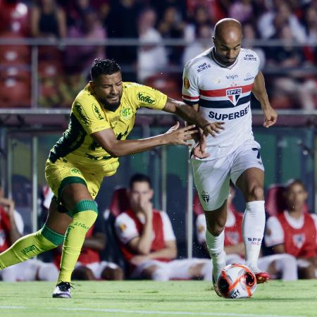 Reinaldo, do Mirassol, e Lucas, do São Paulo, disputam a bola durante jogo Reinaldo, do Mirassol, e Lucas, do São Paulo, disputam a bola durante jogo