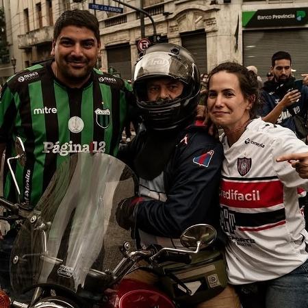 Lali (à dir.), torcedora do Chacarita e fotógrafa, durante protesto dos aposentados no dia 12 Lali (à dir.), torcedora do Chacarita e fotógrafa, durante protesto dos aposentados no dia 12