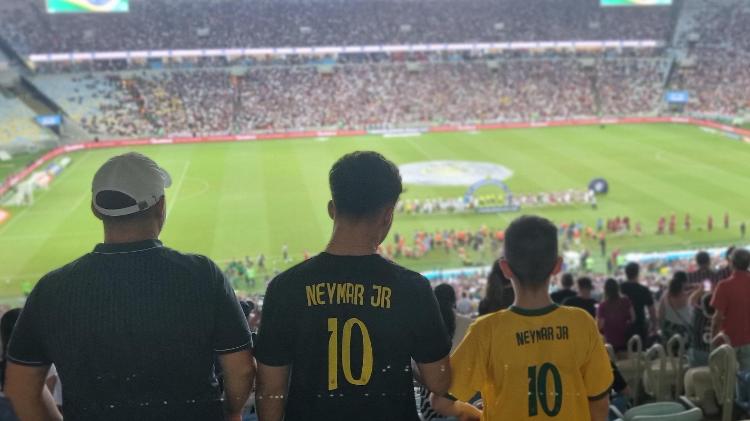 Turistas da Inglaterra com a camisa da seleção e o nome de Neymar nas costas Turistas da Inglaterra com a camisa da seleção e o nome de Neymar nas costas
