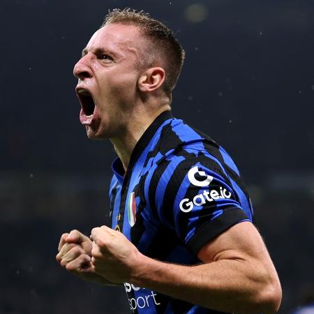 Frattesi comemora gol da Inter de Milão sobre o Barcelona em partida da Champions League Frattesi comemora gol da Inter de Milão sobre o Barcelona em partida da Champions League