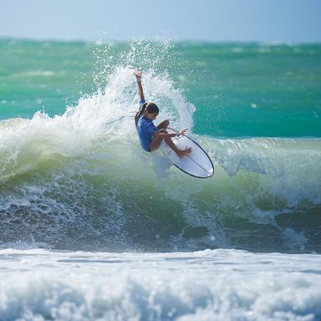 Julia Stefani, jovem surfista do circuito brasileiro - Thiago Cavalcanti / CBSurf