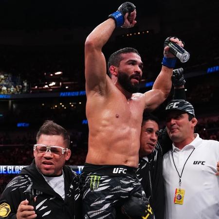 Patrício Pitbull celebra vitória sobre Dan Ige, no UFC 318 Patrício Pitbull celebra vitória sobre Dan Ige, no UFC 318