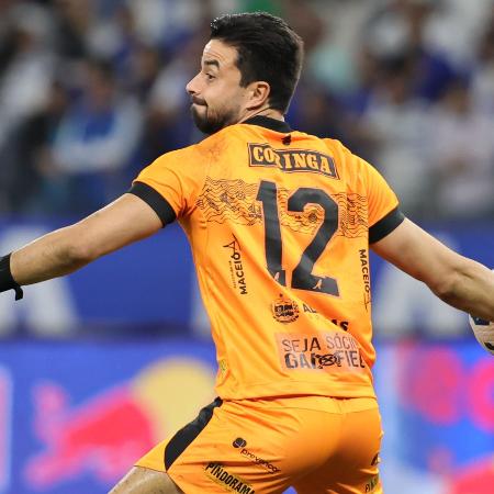 Matheus Albino em ação durante jogo entre Cruzeiro e CRB na Copa do Brasil