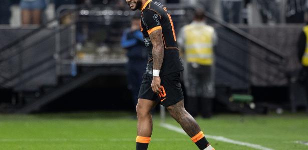 Memphis debocha e provoca de zagueiro do Atlético-MG em vitória do Corinthians