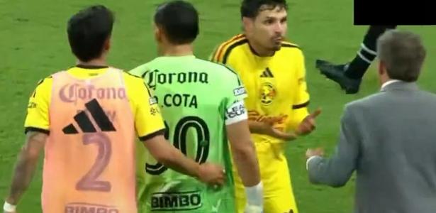 Ex-Palmeiras, Raphael Veiga discute com técnico do América-MEX; veja