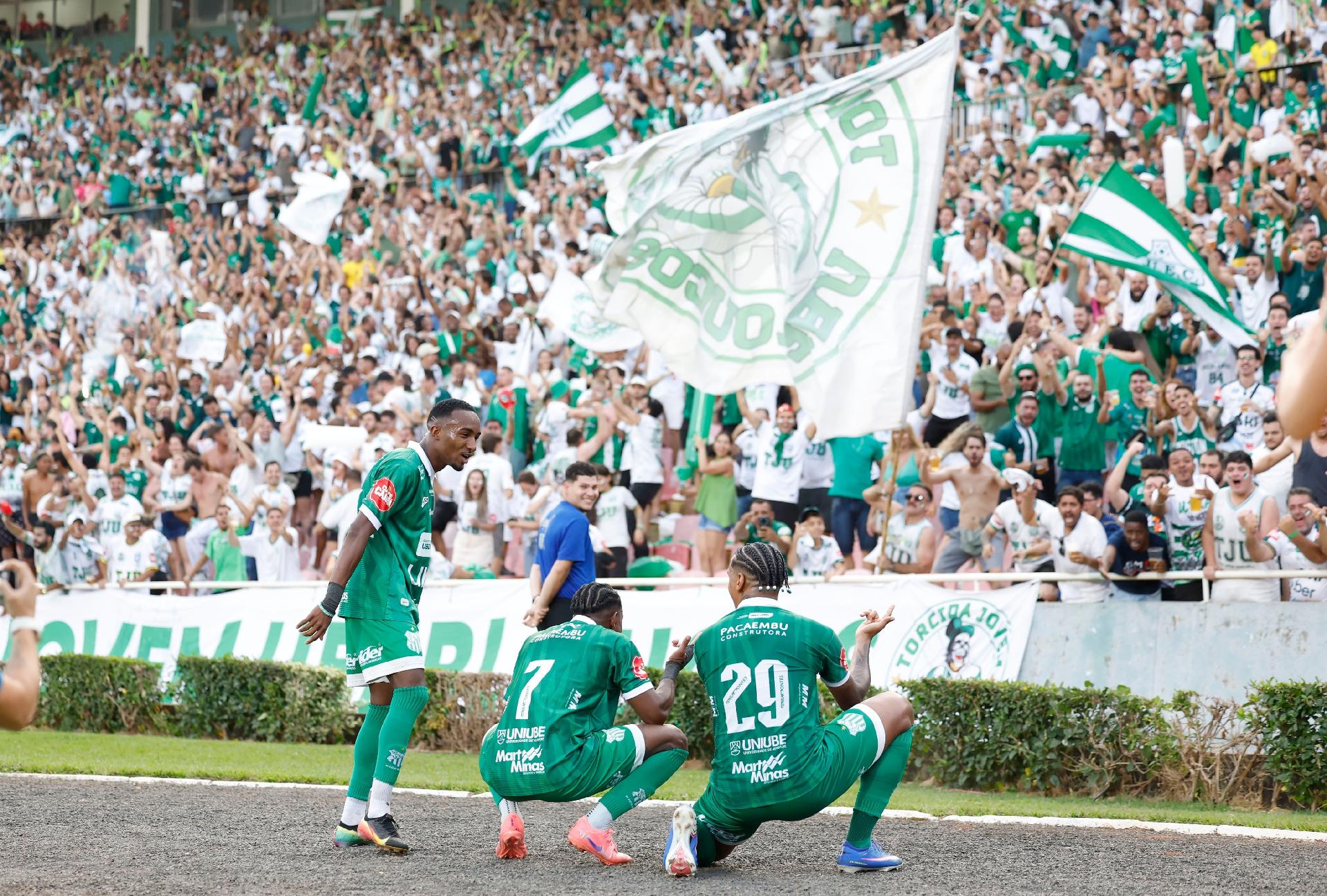 Jogadores do Uberlândia comemoram gol contra o ASA-AL, na final da Série D - undefined