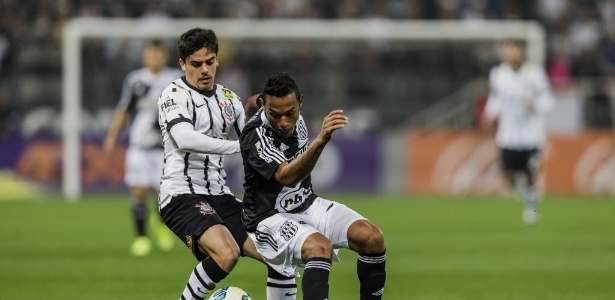 Fagner em ação pelo Corinthians contra a Ponte Preta, no Campeonato Brasileiro  - Adriano Vizoni/Folhapress