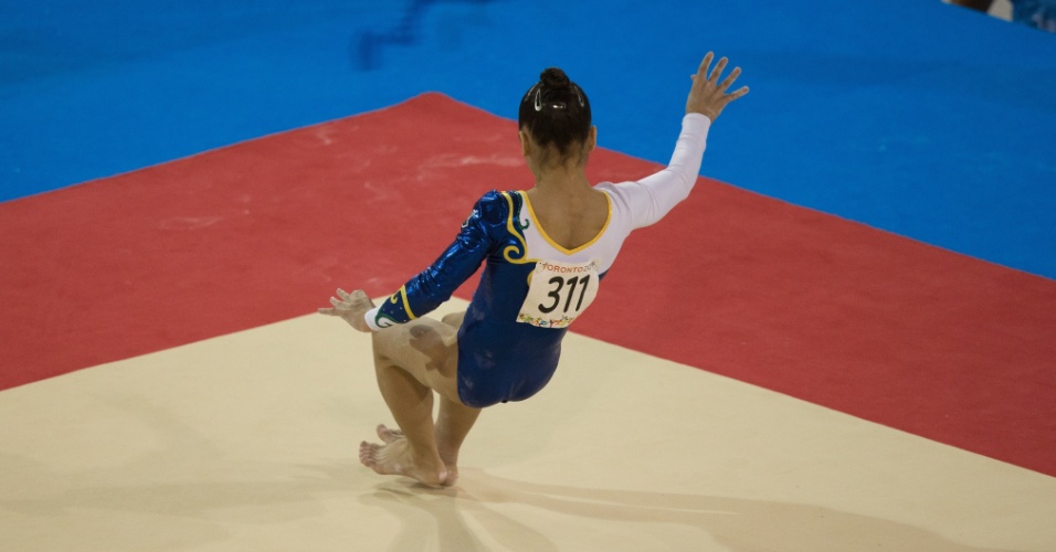 Flavia Saraiva cai durante apresentação no solo. Brasileira terminou na sexta colocação