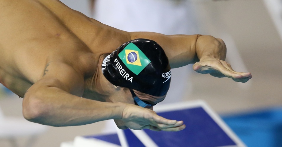 Thiago Pereira cai na água para a bateria eliminatória dos 200m medley