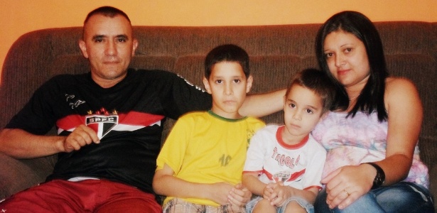 Família Teixeira, com as crianças Rhykelme e Messi, ainda sem Higuain - Arquivo Pessoal