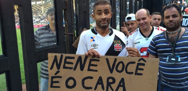 Torcedor-símbolo do Vasco, Caíque ganhou a camisa de Nenê no intervalo do jogo - Bruno Braz / UOL Esporte