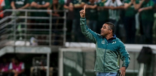 O técnico Roger Machado gesticula durante o jogo entre Palmeiras e Alianza Lima - Ale Cabral/AGIF