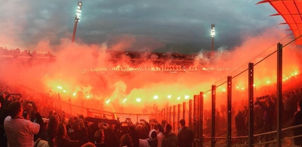 Estádio do Karlsruher tem show de sinalizadores no último jogo antes de sua demolição - Reprodução/Twitter