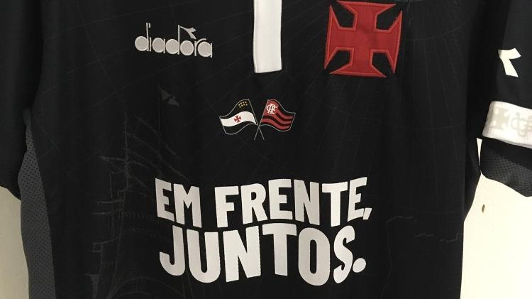 Uniforme do Vasco em homenagem ao Flamengo