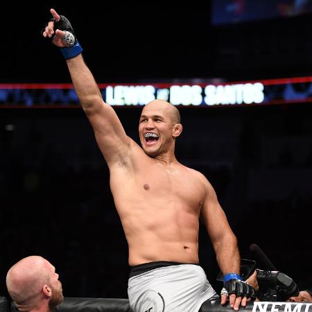 Cigano comemora vitória sobre Derrick Lewis no UFC em 2019 - Josh Hedges/Zuffa LLC/Zuffa LLC via Getty Images