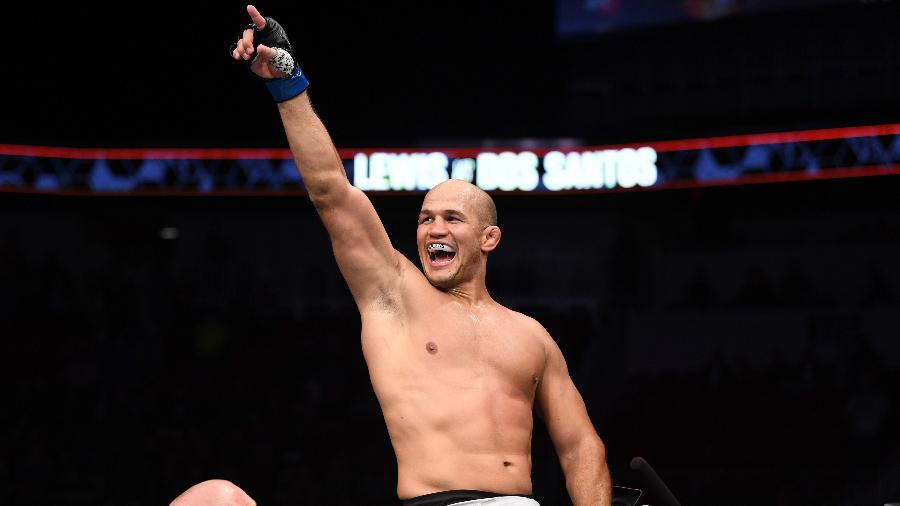 Cigano comemora vitória sobre Derrick Lewis no UFC - Josh Hedges/Zuffa LLC/Zuffa LLC via Getty Images