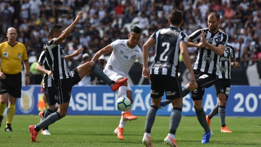 Uribe, atacante do Santos, domina bola cerca por cinco adversários - Ivan Storti/Santos FC