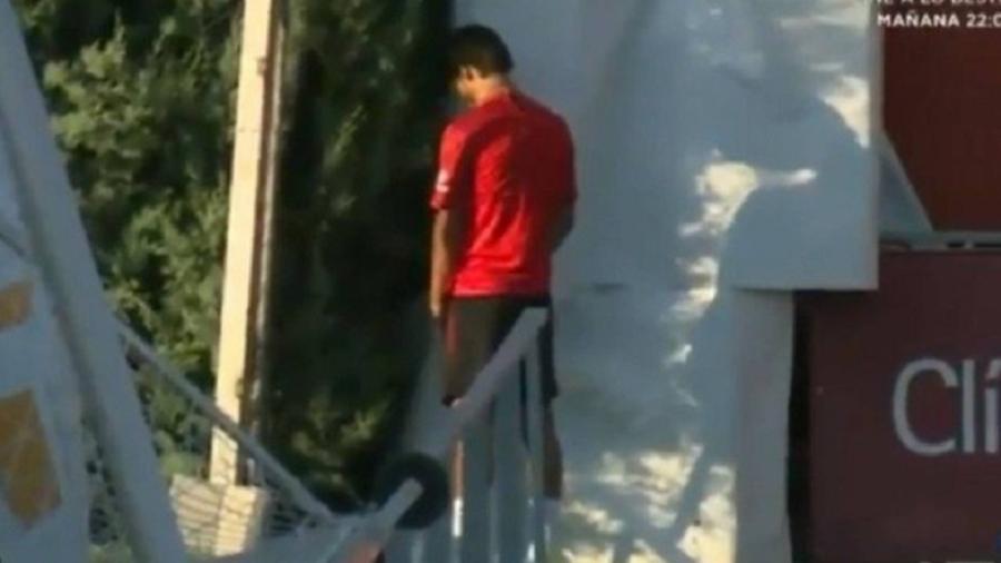João Félix foi filmado urinando em uma árvore durante treinamento do Atlético de Madri - Reprodução/ MEGA TV