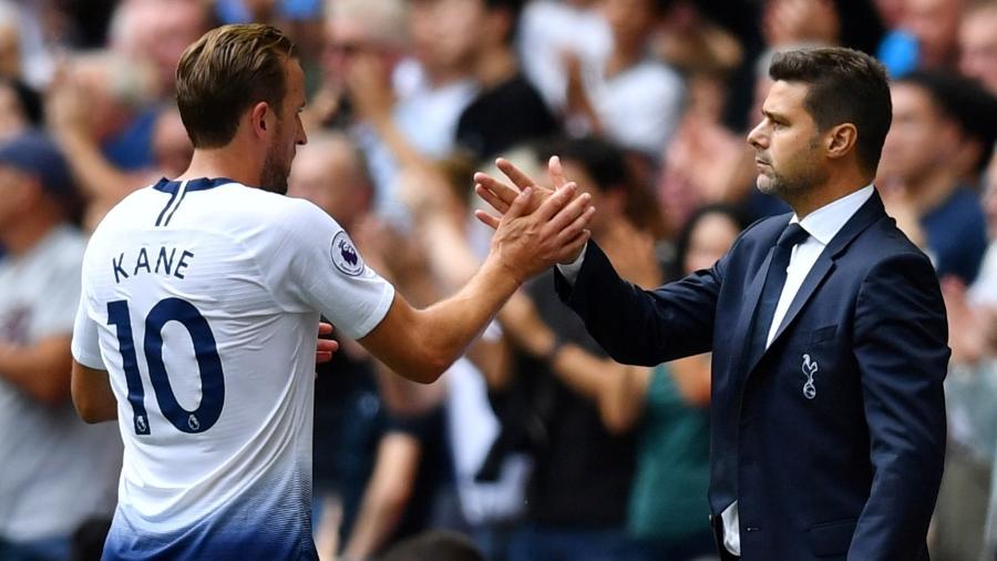 Harry Kane cumprimenta seu até então técnico Mauricio Pochettino durante um jogo do Tottenham - Dylan Martinez/Reuters