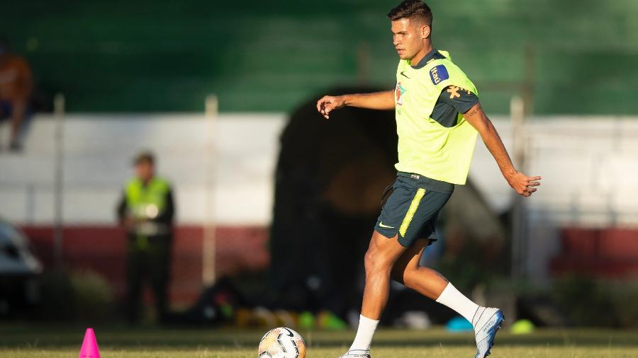 Bruno Guimarães, do Athletico, está concentrado com a seleção sub-23 - Lucas Figueiredo/CBF