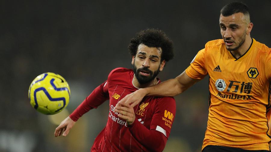 Salah disputa a bola com Saiss em jogo entre Wolverhampton e Liverpool - Matthew Ashton - AMA/Getty Images