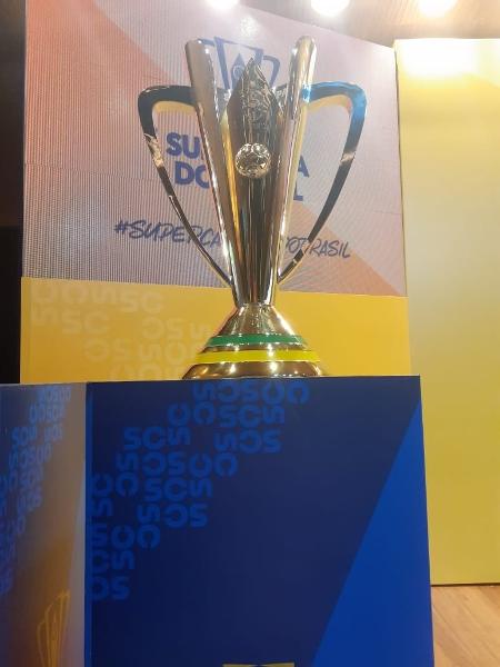 Taça que será entregue ao campeão da Supercopa do Brasil  - Leo Burlá / UOL