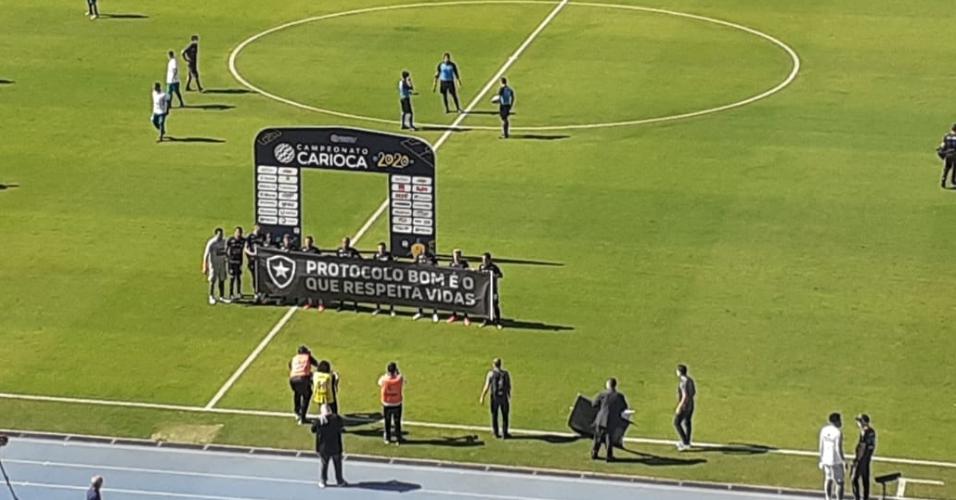 Jogadores do Botafogo entram no gramado com faixa em protesto ao retorno do futebol