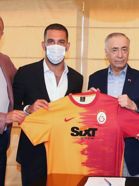 Arda Turan posa com camisa do Galatasaray; jogador voltou ao clube turco - Divulgação/Galatasaray
