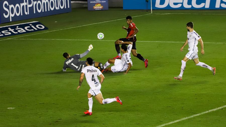 Vladimir e Lucas Veríssimo, ambos do Santos, se chocaram em lance dentro da área e precisaram ser substituídos - Fernanda Luz/AGIF