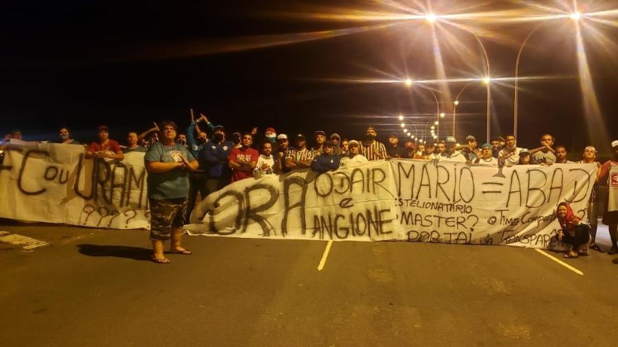 Torcida do Fluminense fechou Linha Vermelha na madrugada, em protesto por eliminação na Copa do Brasil - Reprodução/Twitter