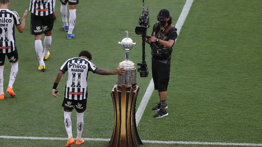 Marinho, do Santos, toca a taça de campeão da Libertadores ao entrar em campo - Silvia Izquierdo/Getty Images