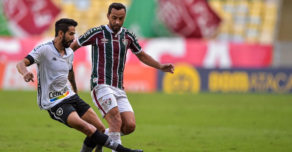 Nenê, do Fluminense, disputa bola com Jonathan durante clássico no Maracanã