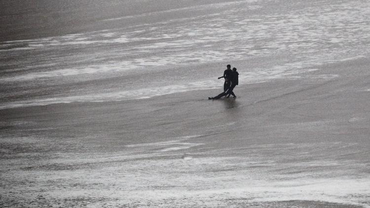 28.out.2013 - Maya Gabeira é resgatada após queda em onda gigante em Portugal; ela teve que ser reanimada - EFE/Jose Sena Goulao - EFE/Jose Sena Goulao