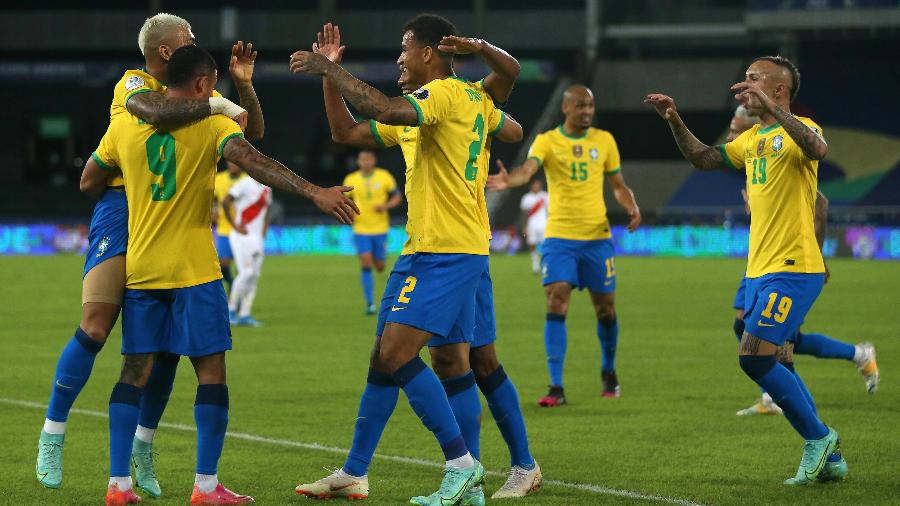 Jogadores da seleção brasileira comemora primeiro gol do Brasil contra o Peru - Buda Mendes/Getty Images