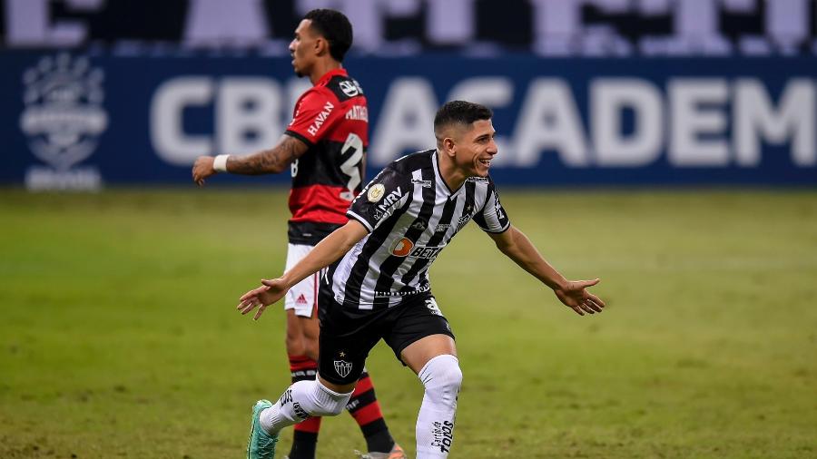Savarino marcou os dois gols do Atlético-MG na vitória por 2 a 1 sobre o Flamengo - Agência I7/Mineirão