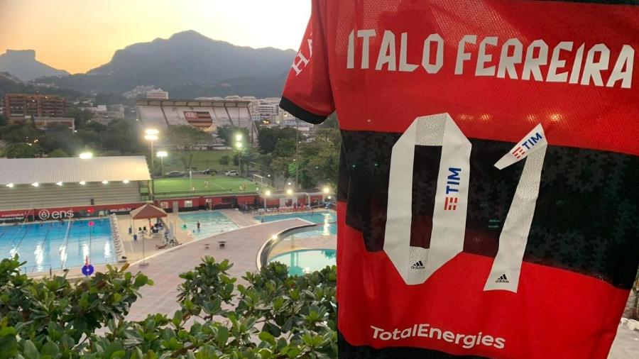 Flamengo publica foto com camisa rubro-negra com o nome de Ítalo Ferreira - Reprodução