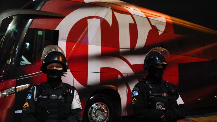 Policiais fazem segurança do ônibus do Flamengo no Maracanã - Ricardo Borges/UOL