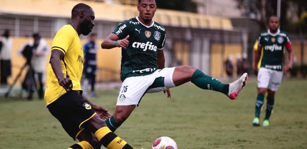 Gabriel Menino faz marcação em jogo do Palmeiras contra o São Bernardo em 2022