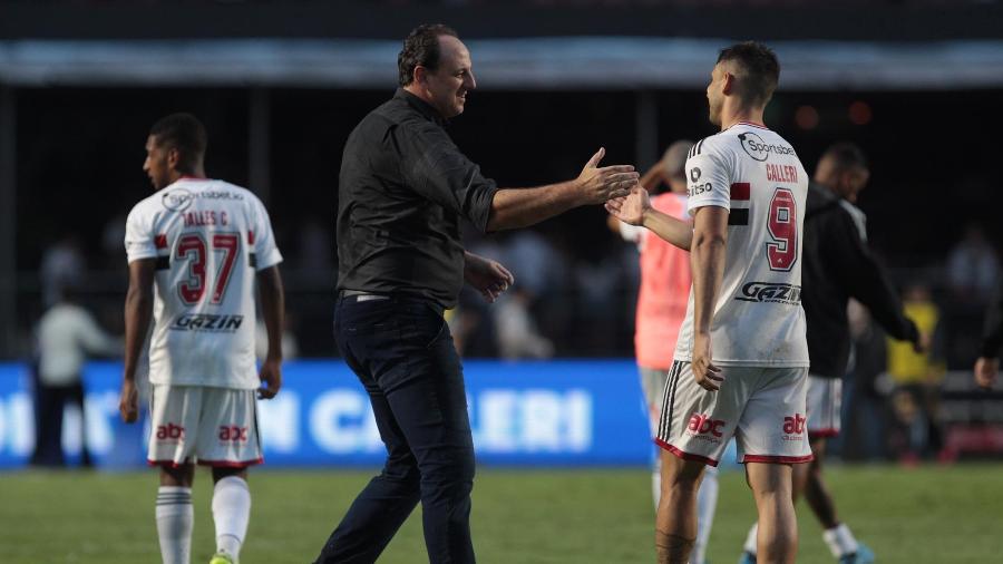 Rogério Ceni cumprimenta Jonathan Calleri após vitória do São Paulo sobre o Corinthians - Miguel SCHINCARIOL/São Paulo FC