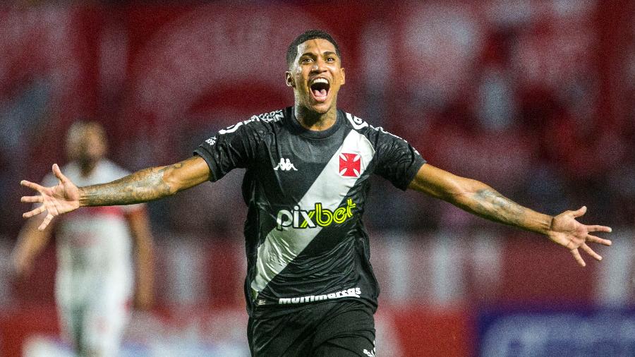 Atacante Raniel comemora seu gol pelo Vasco em partida contra o CRB, no estádio Rei Pelé (AL), pela Série B - Daniel Ramalho / Vasco
