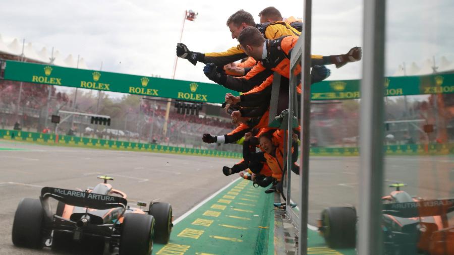 Mecânicos da McLaren comemoram o terceiro lugar de Lando Norris no GP da Emilia Romagna - Steven Tee/McLaren