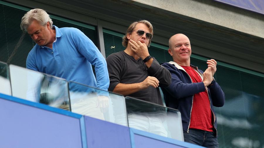 Todd Boehly (centro), novo dono do Chelsea, durante jogo contra o Wolves - Catherine Ivill/Getty Images